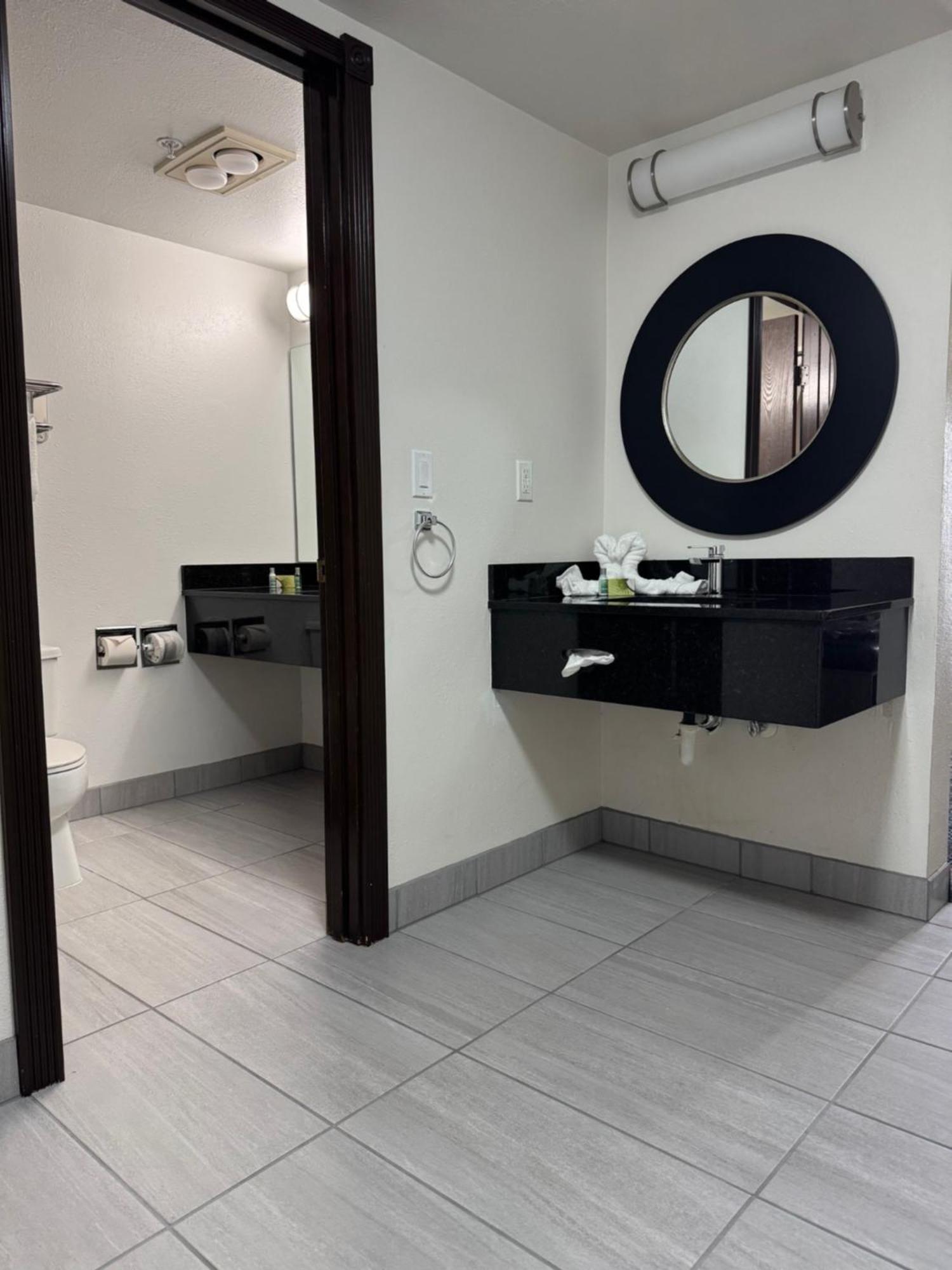 Oyster Bay Inn & Suites Bremerton Extérieur photo